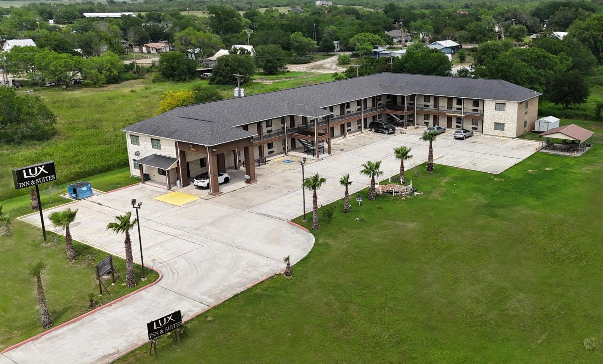 Lux Inn And Suites Three Rivers 外观 照片