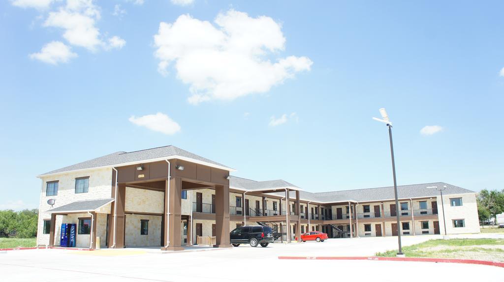 Lux Inn And Suites Three Rivers 外观 照片