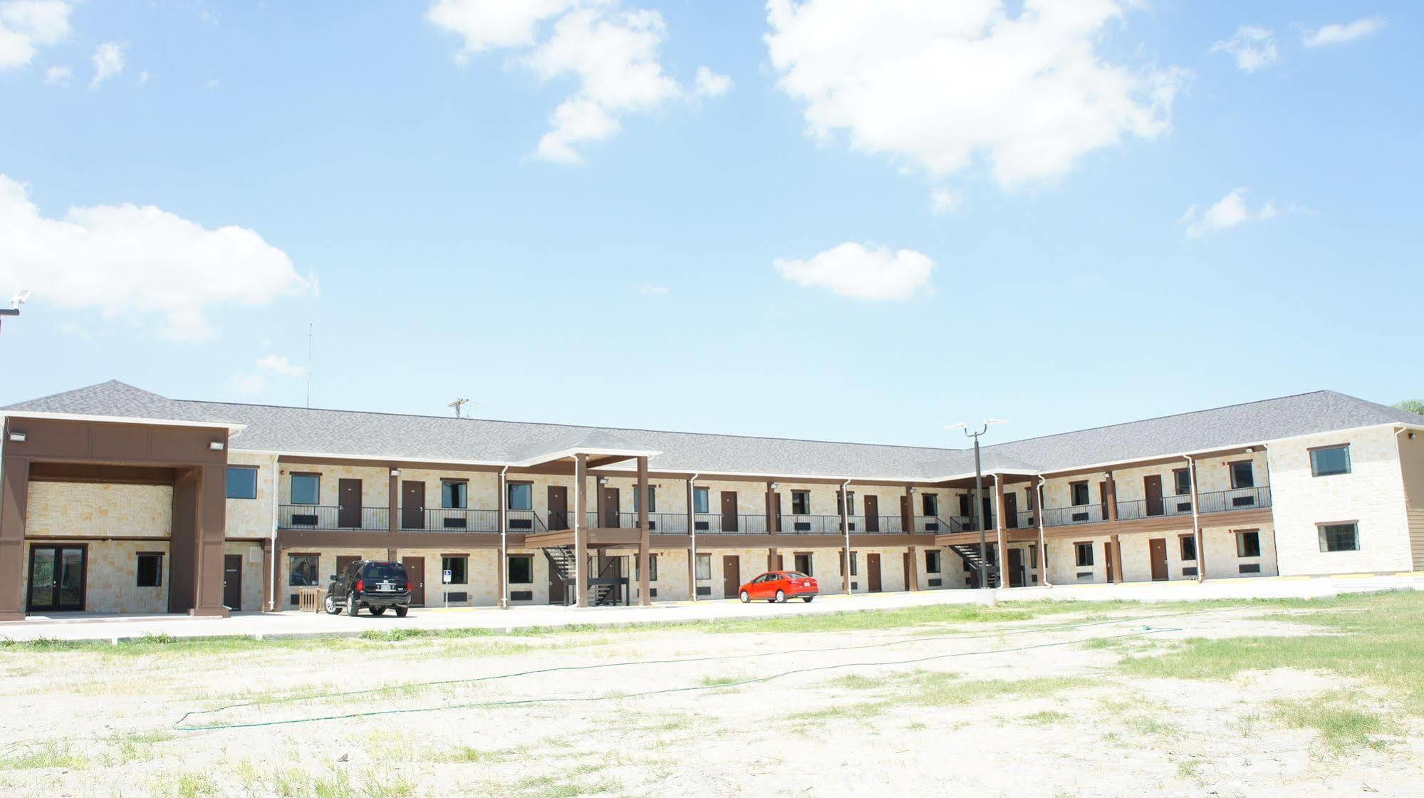 Lux Inn And Suites Three Rivers 外观 照片