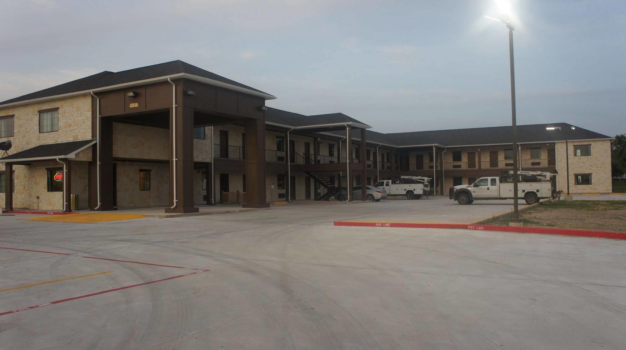 Lux Inn And Suites Three Rivers 外观 照片