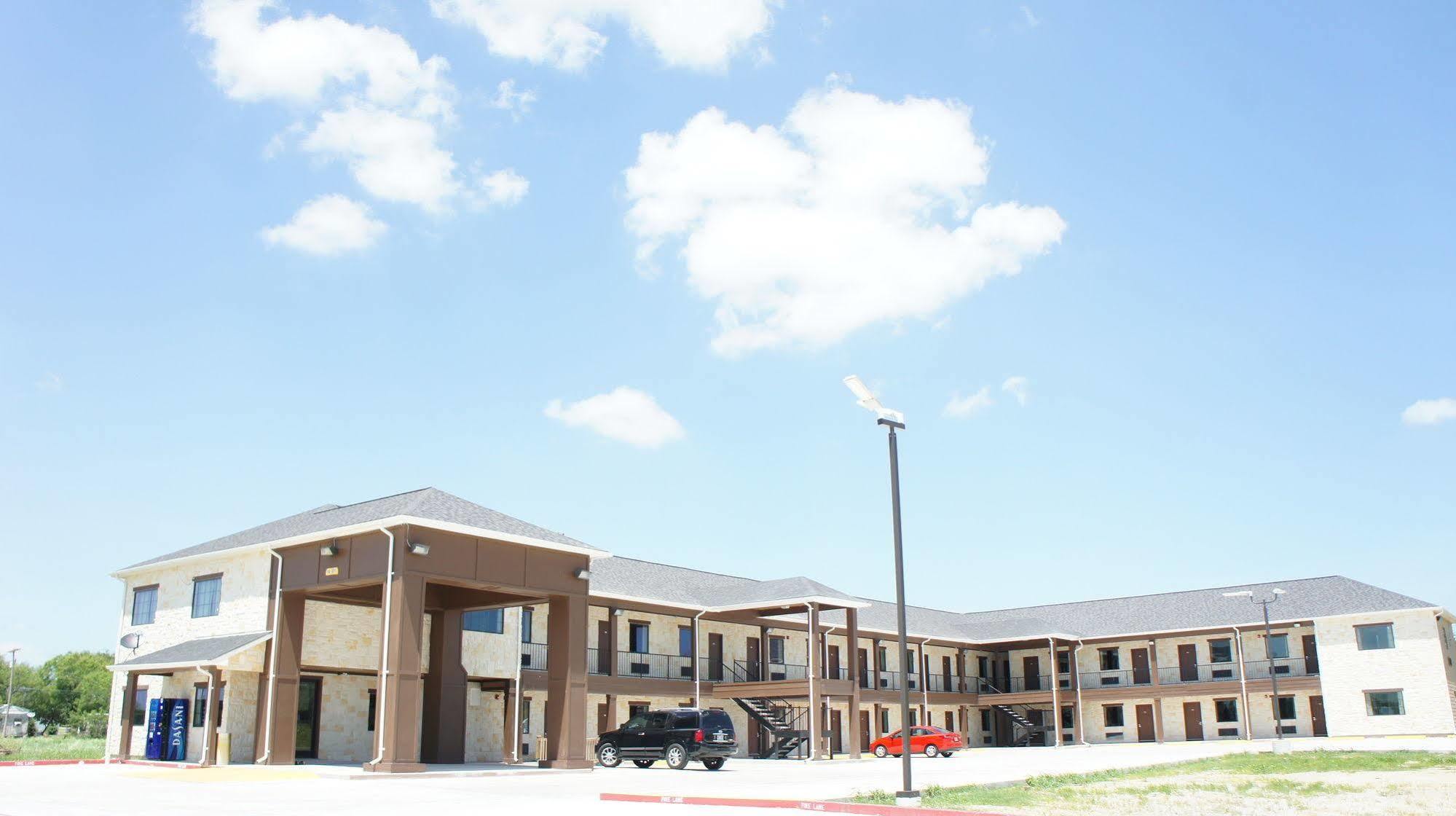 Lux Inn And Suites Three Rivers 外观 照片