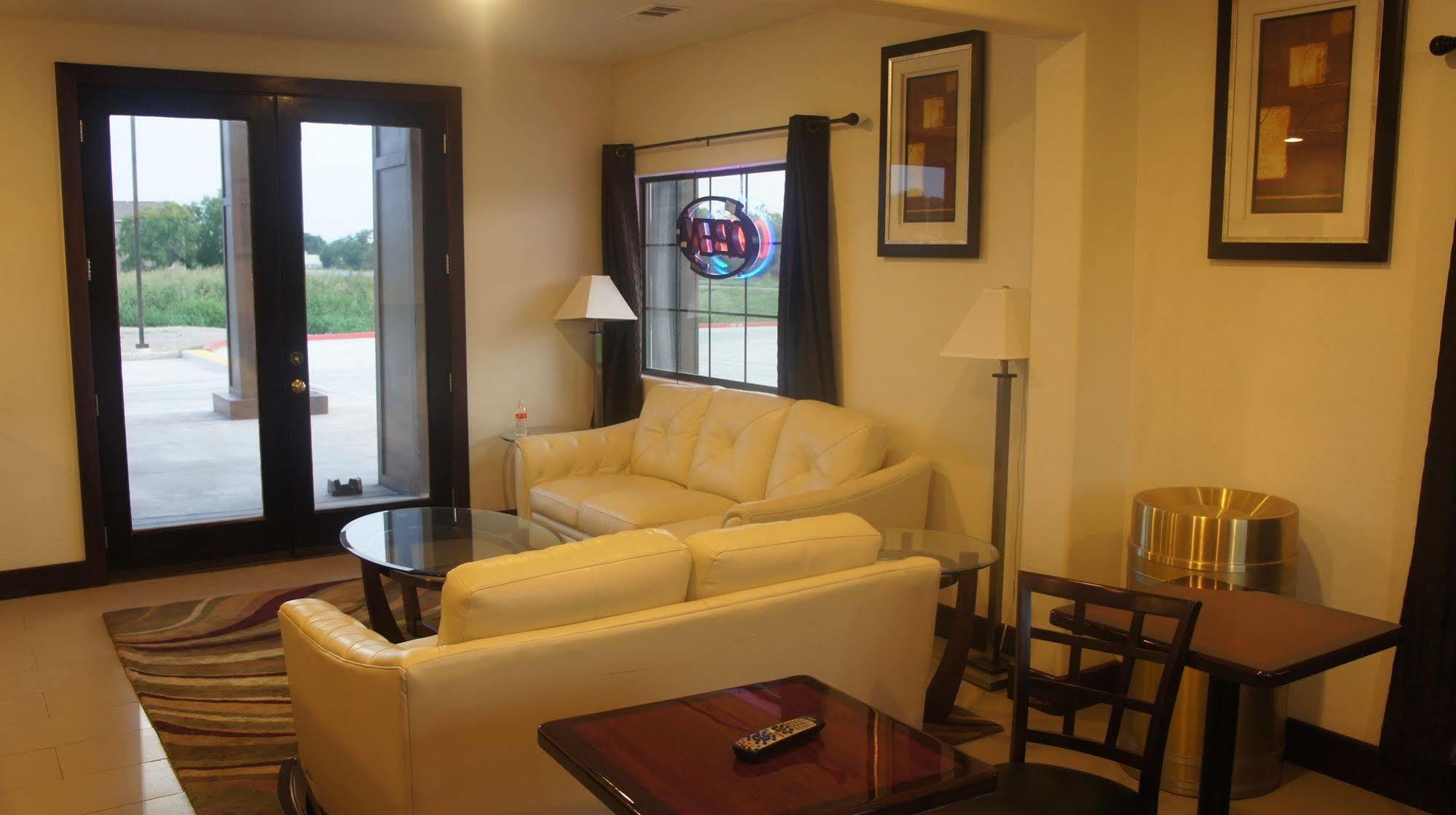 Lux Inn And Suites Three Rivers 外观 照片