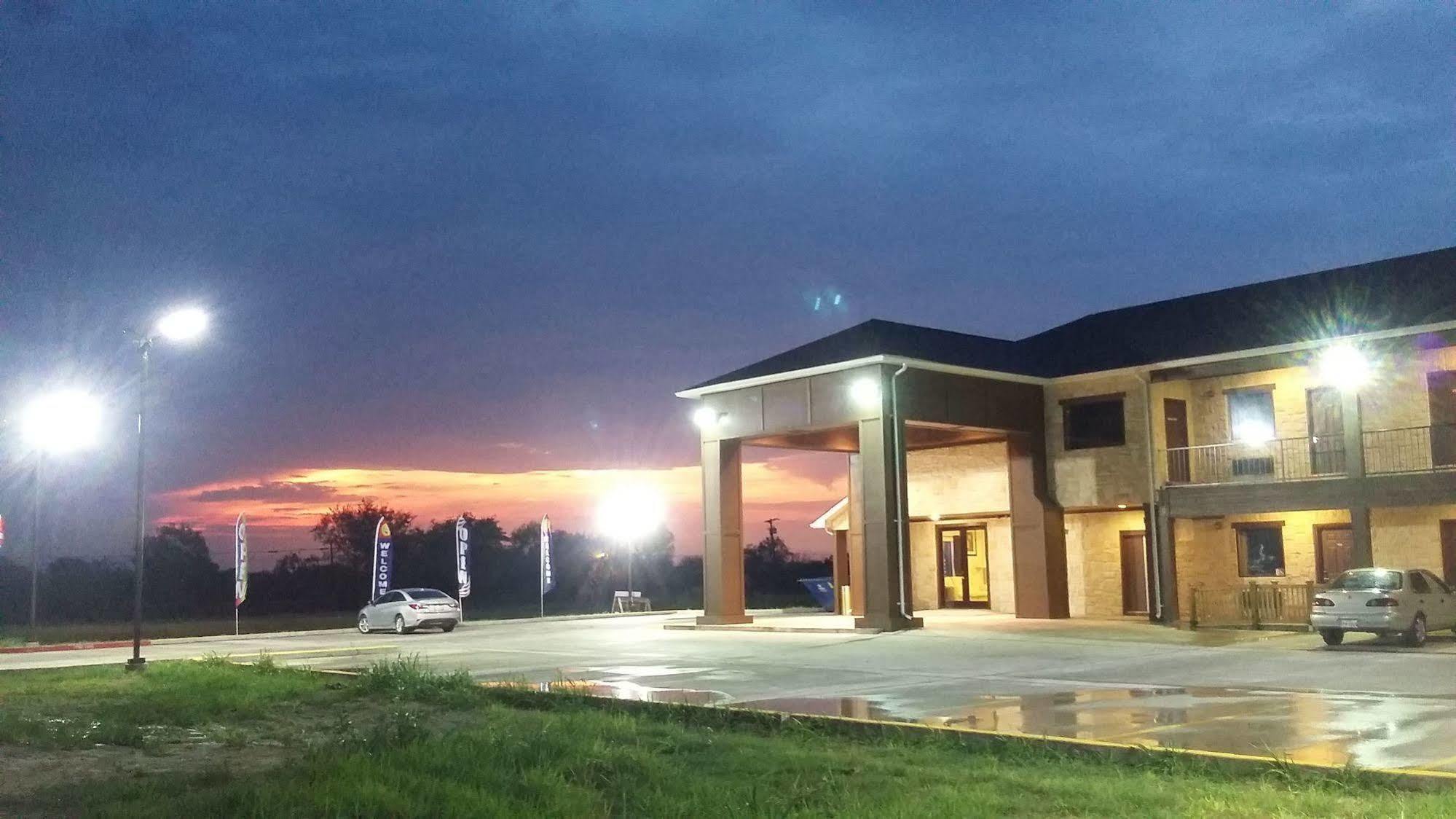 Lux Inn And Suites Three Rivers 外观 照片