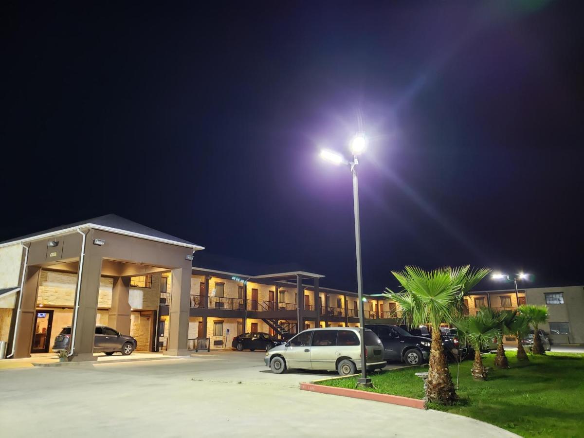 Lux Inn And Suites Three Rivers 外观 照片