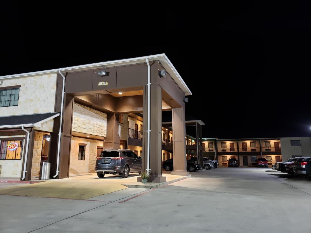 Lux Inn And Suites Three Rivers 外观 照片